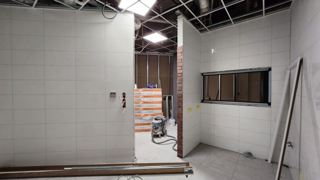 Montaż sufitu podwieszanego w lokalu usługowym w Galerii Handlowej Szczecin