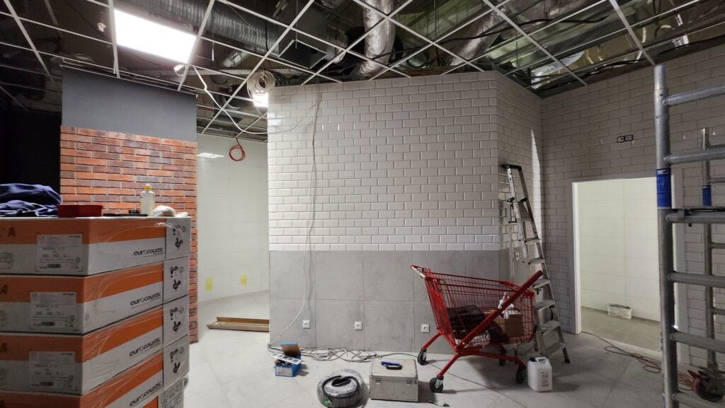 Montaż sufitu podwieszanego w lokalu usługowym w Galerii Handlowej Szczecin