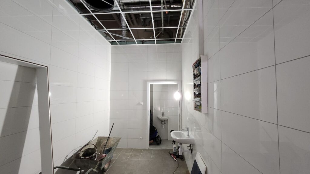 Montaż sufitu podwieszanego w lokalu usługowym w Galerii Handlowej Szczecin