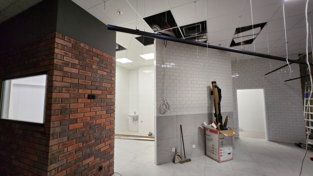 Montaż sufitu podwieszanego w lokalu usługowym w Galerii Handlowej Szczecin